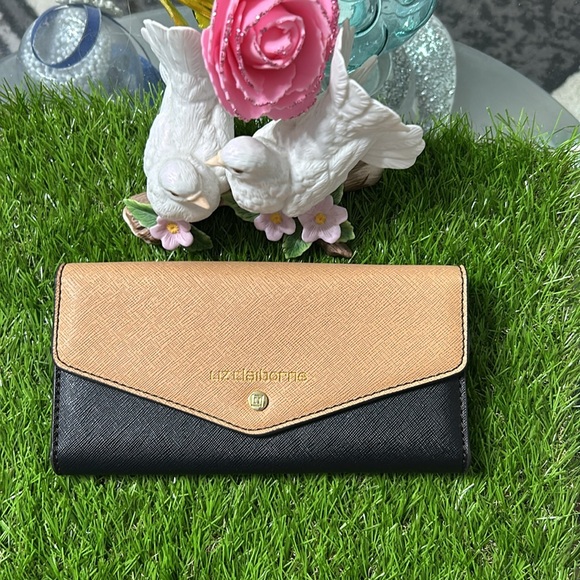 Liz Claiborne Wallet - Picture 3 of 8